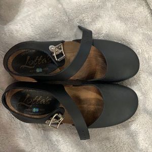 Lotta from Stockholm low wood on brown base clogs